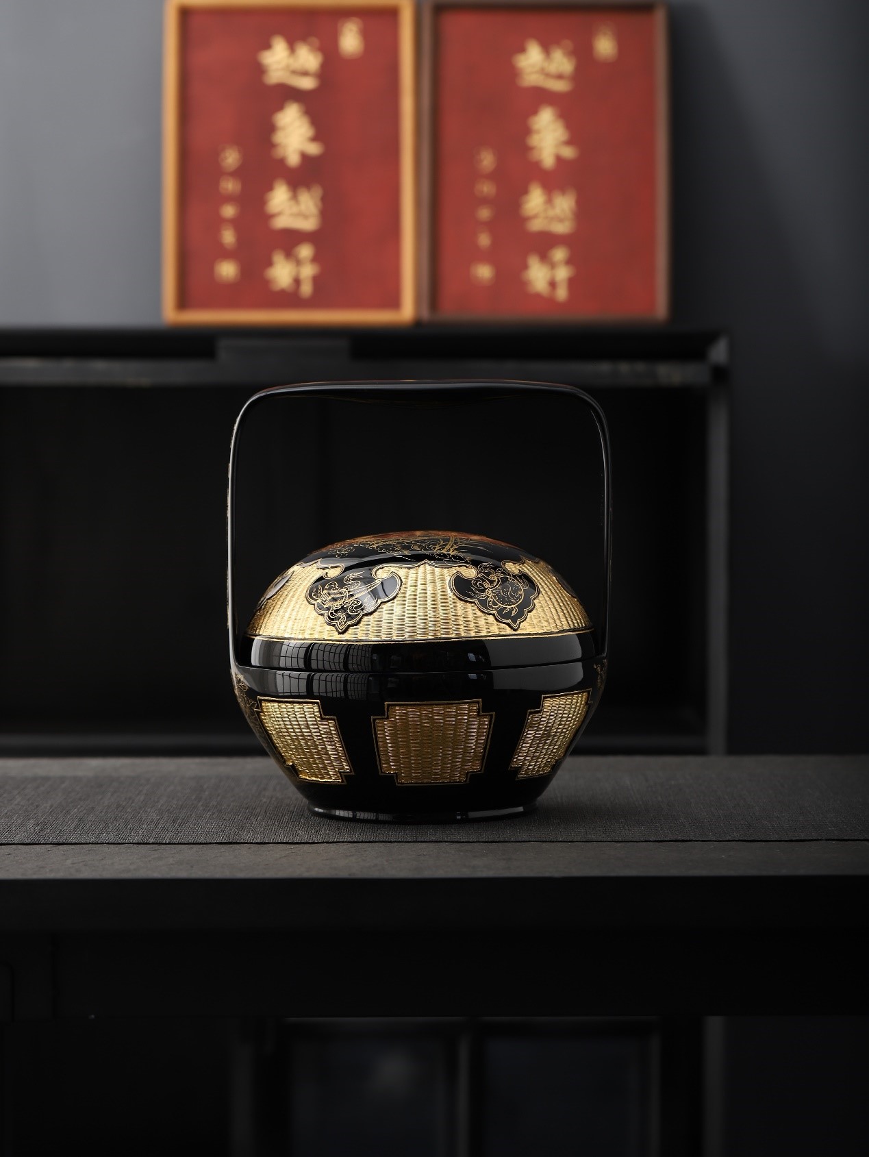 <h2>《篮犀》</h2><p>作者：郭志毅</p><p>创作年代：当代</p><p>规格：直径21cm×高23cm</p><p>品类：永春漆篮</p>